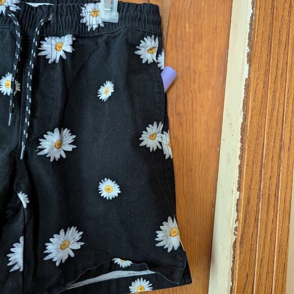 Black Shorts with Daisy Print - Picture 4 of 8